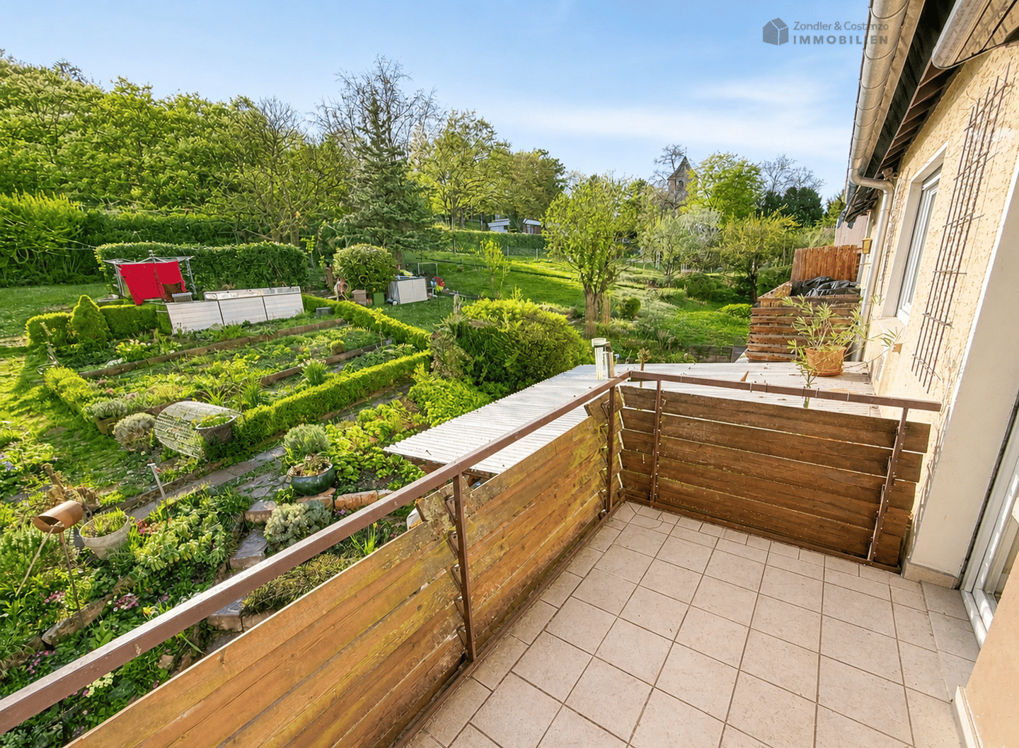 TOP-Halbhöhenlage: 3-Zi.-Whg. mit 80 m² * 2 Balkone + Garage + Stpl. + 116 qm Gartenanteil *, 70327 Stuttgart