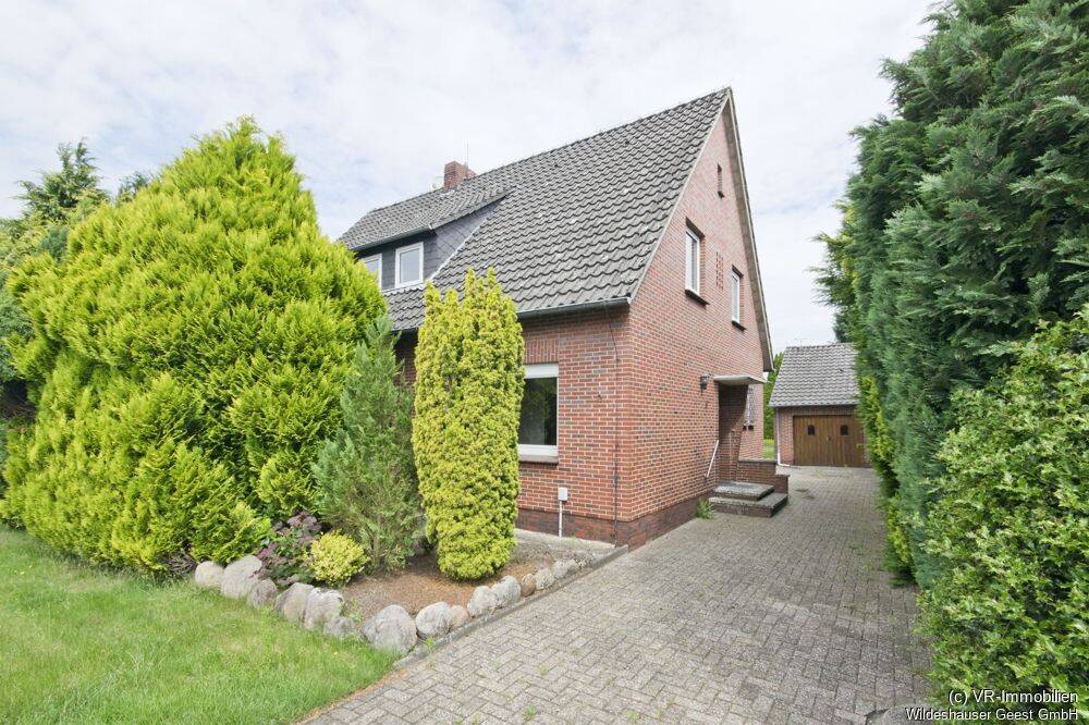 Modernisierungsbedürftiges Einfamilienhaus mit Teilkeller in Ahlhorn, 26197 Großenkneten