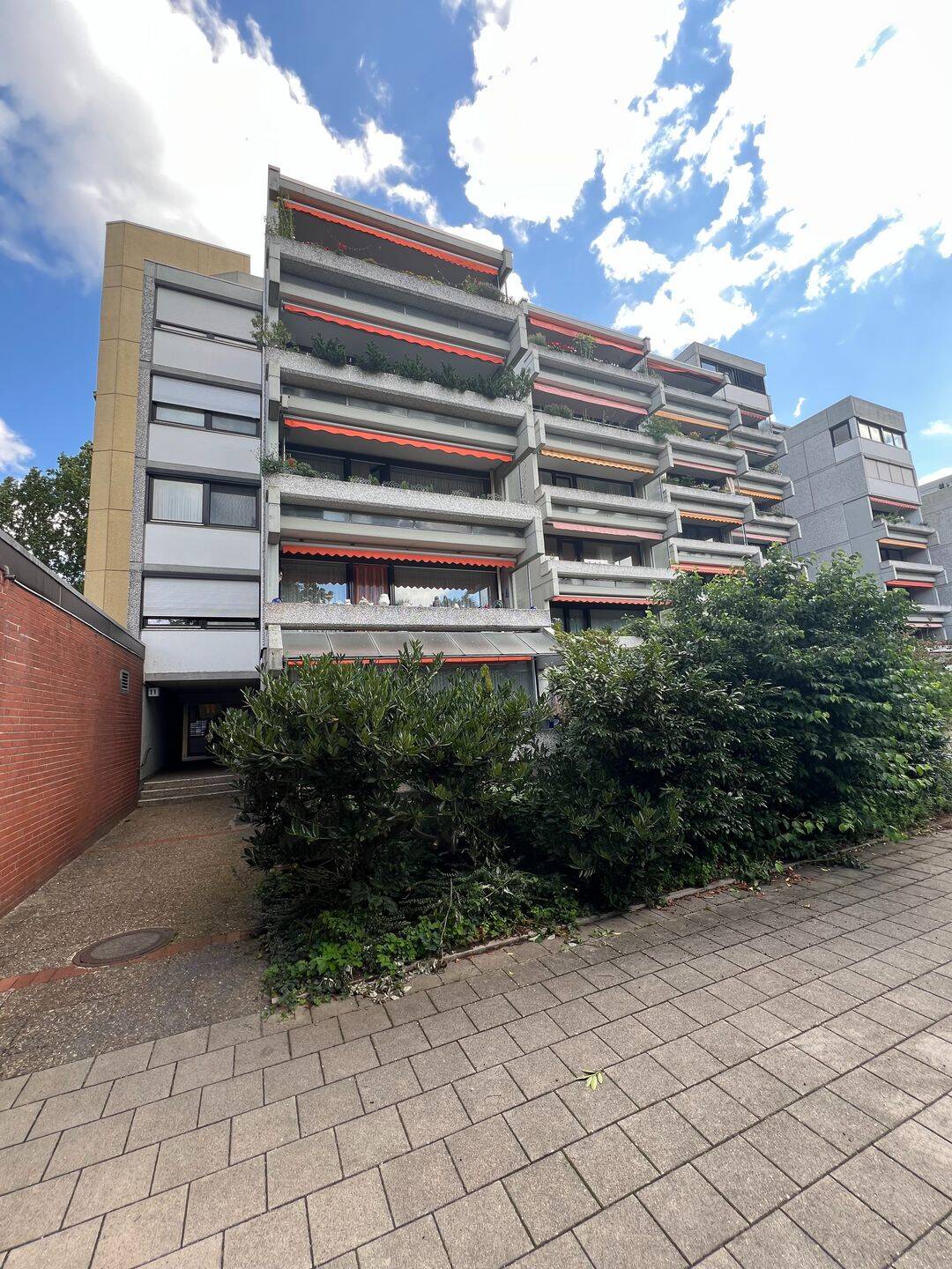 Ricklinger Teiche: Helle 2-Zimmer-Wohnung mit zwei Balkonen und Tiefgarage – sofort frei., 30459 Hannover