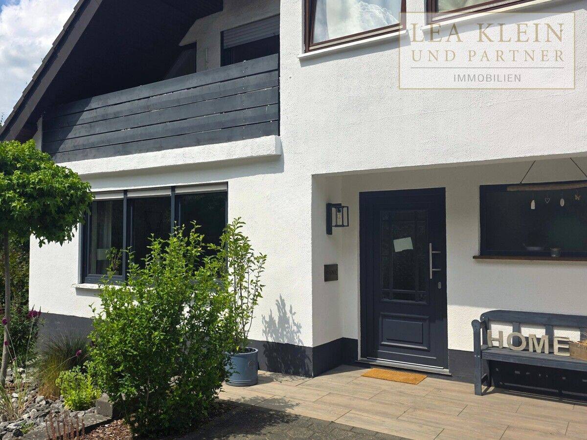 Charmantes Einfamilienhaus mit Einliegerwohnung, Balkon & traumhafter Aussichtslage – Drolshagen, 57489 Drolshagen