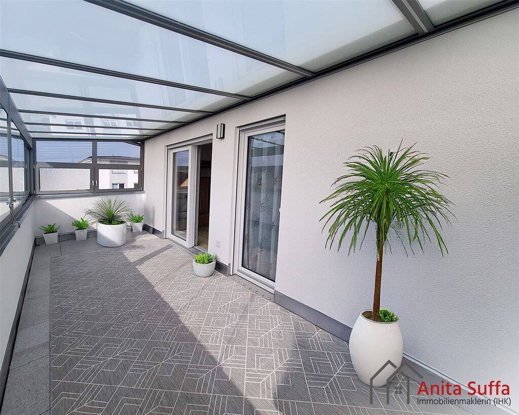 Lichtdurchflutetes Wohnen: KfW-55-Apartment mit Wintergarten, Aufzug und Doppelcarport!, 96193 Wachenroth
