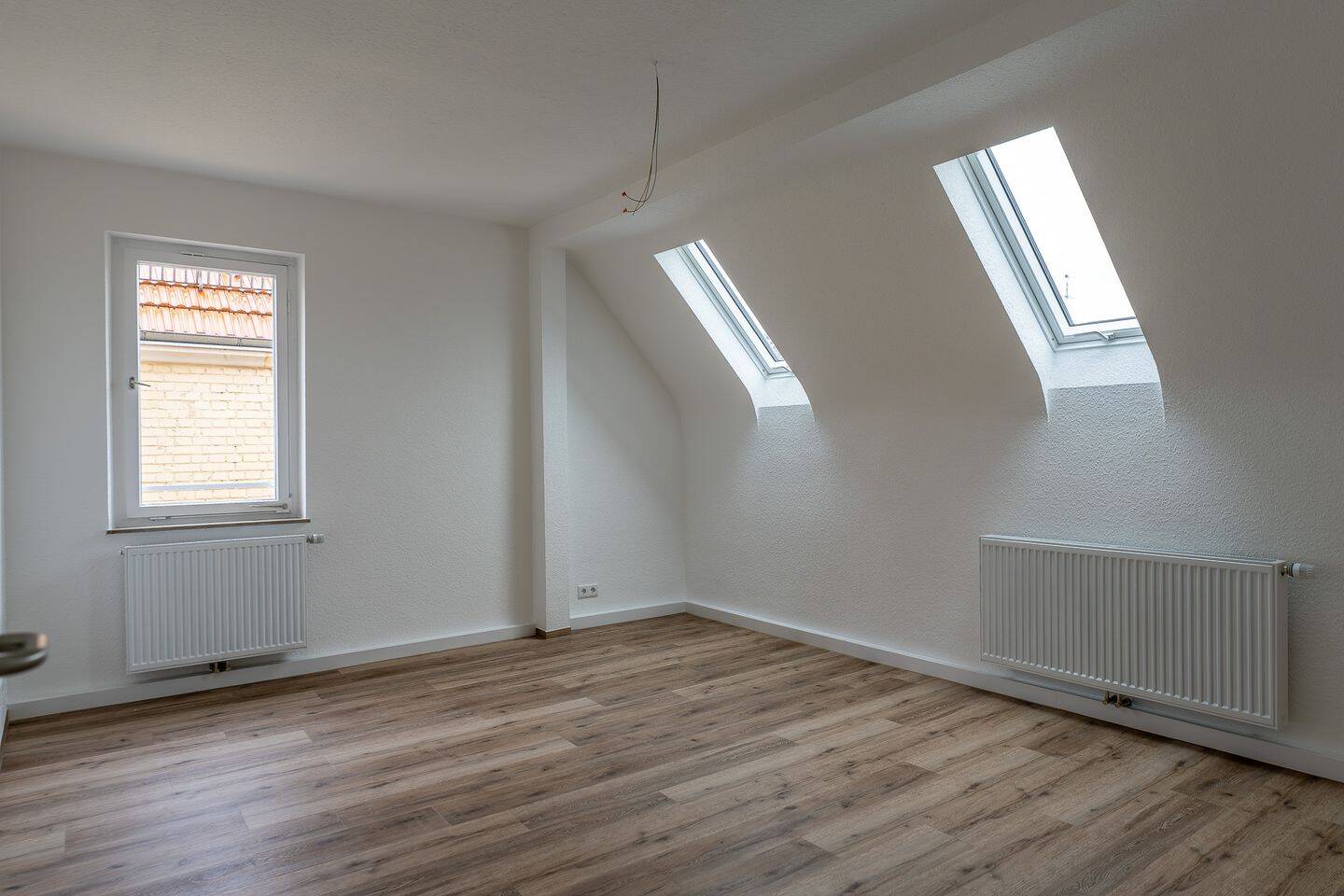 Kernsanierte Drei-Zimmer-Dachgeschoss-Wohnung in S-West, 70176 Stuttgart (Mitte West)