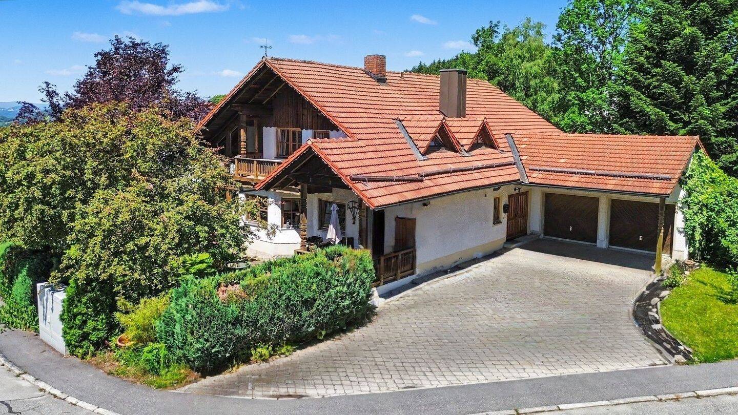 Viel Platz für Familienglück: Mehrfamilienhaus mit traumhaftem Garten in ruhiger Naturlage, 94481 Grafenau