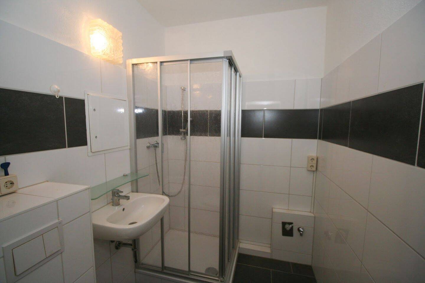 3 Zimmer mit Dusche und Balkon!, 6886 Wittenberg