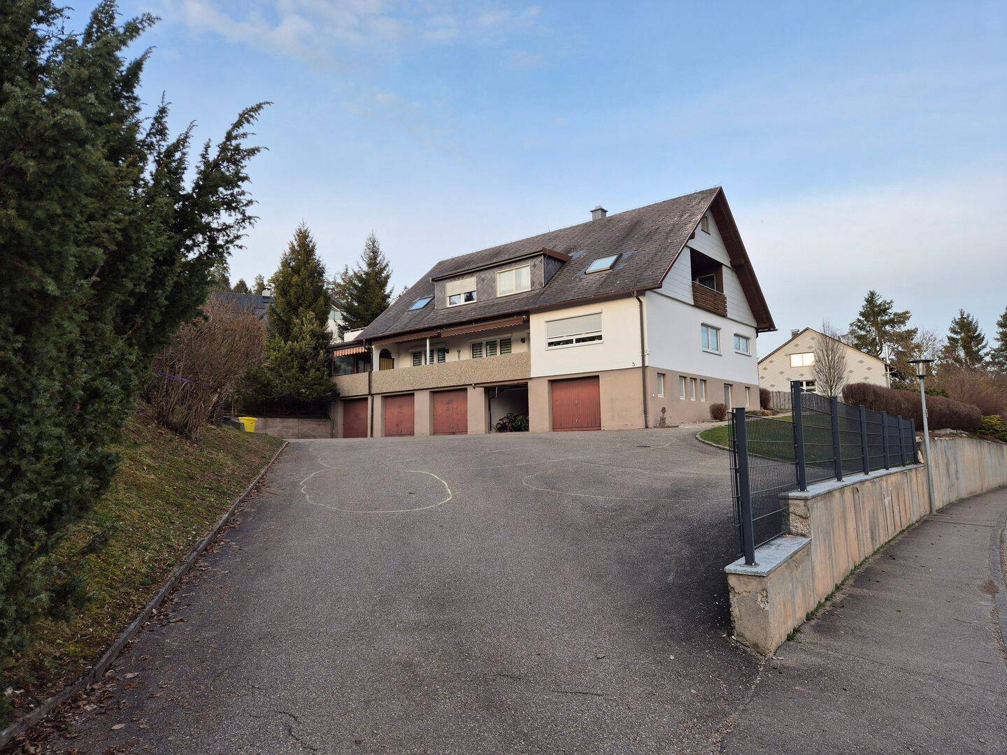 Mehrfamilienhaus mit 3 Wohneinheiten auf 2.052 m² Grundstück – großes Entwicklungspotenzial in Niedereschach, 78078 Niedereschach