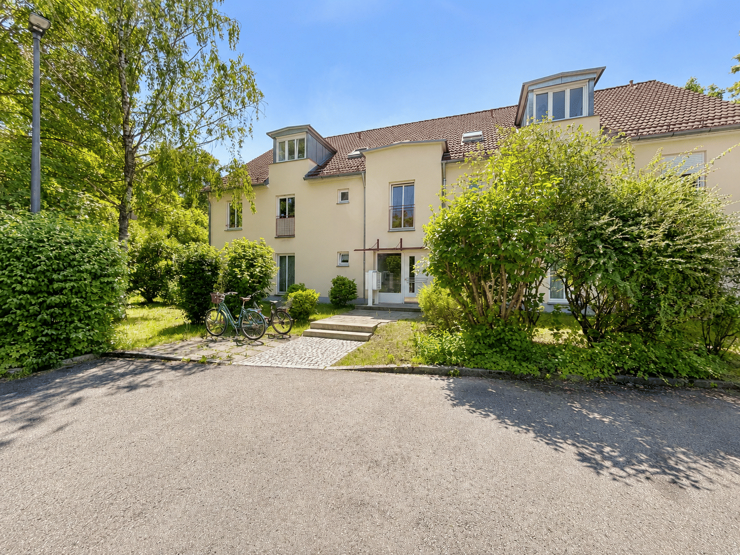 Attraktive 3-Zimmer-Wohnung mit Süd-Balkon in ruhiger und schöner Lage von Planegg-Martinsried, 82152 Planegg
