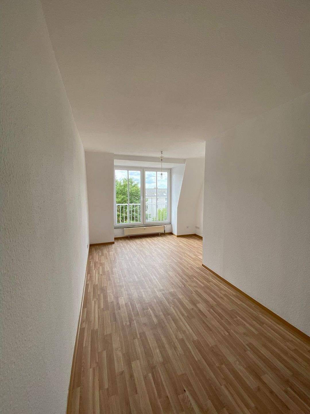 Gemütliche 3 Zimmer DG Wohnung mit Balkon *Wannenbad mit Toilette *Laminat / Fliesen *Aufzug *Keller, 15234 Frankfurt (Oder)