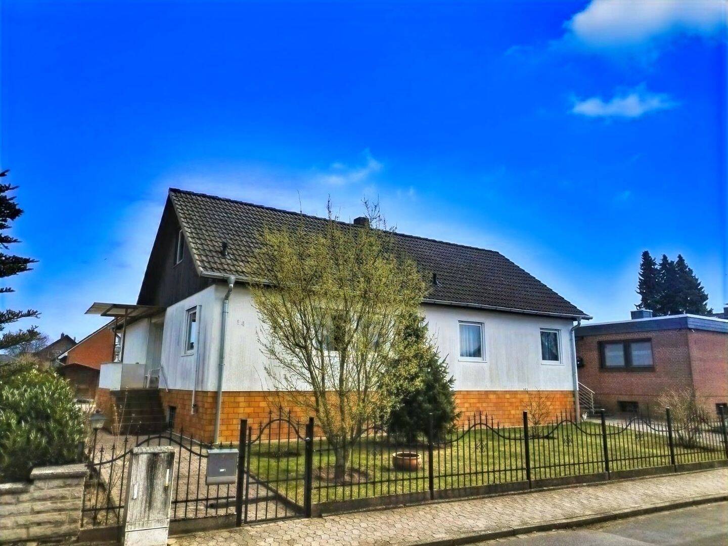 Familienfreundliches Haus in ruhiger Wohnlage. Große Terrasse , schön angelegter Garten, Pool im Keller, 38468 Ehra-Lessien
