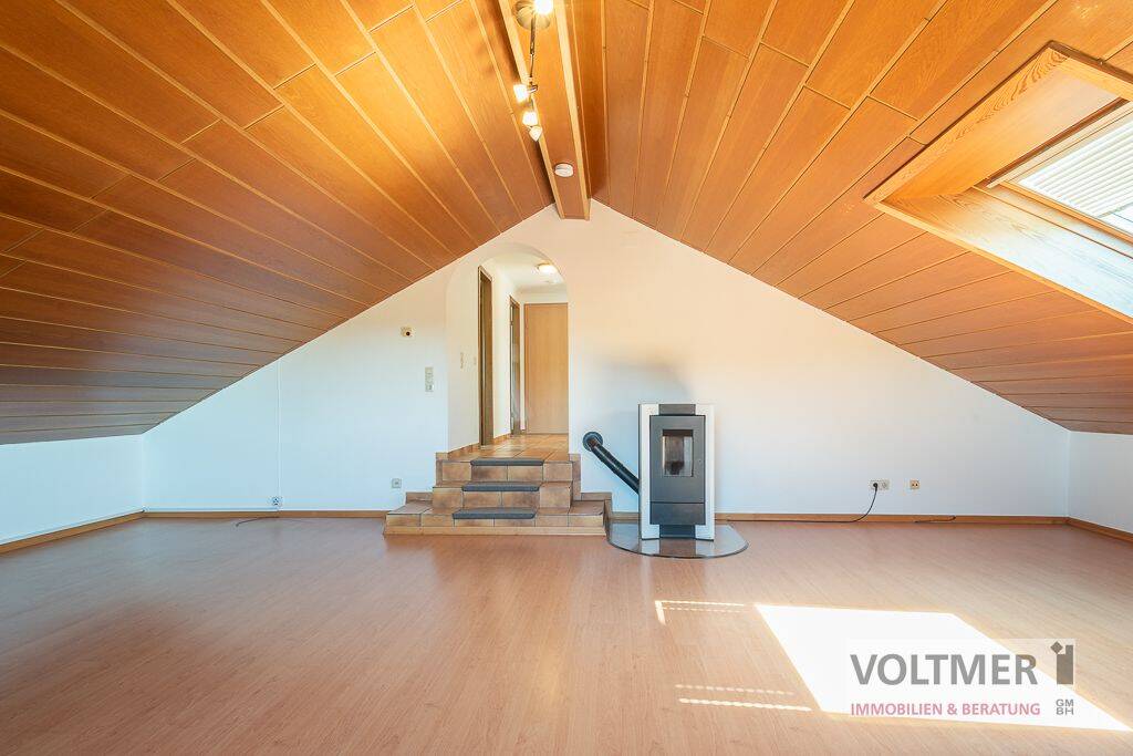 HOCH HINAUS – helle Dachgeschosswohnung mit Ofenheizung und Einbauküche in Maybach!, 66299 Friedrichsthal