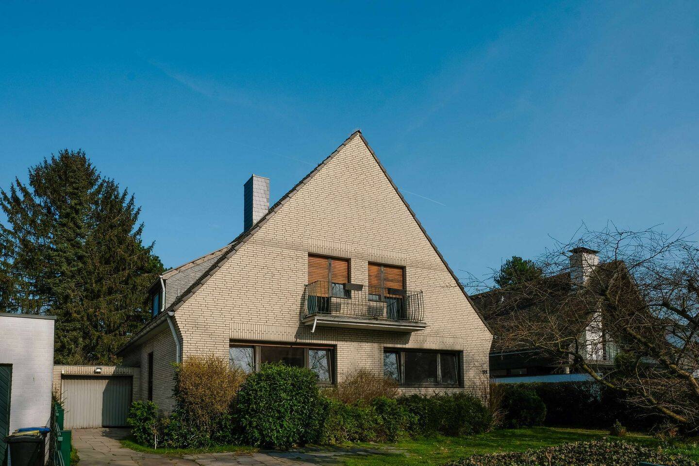 Raum für Visionen: Familienhaus mit großem Grundstück direkt am Rhein, 40489 Düsseldorf (Angermund Kaiserswerth Kalkum Lohausen Wittlaer)