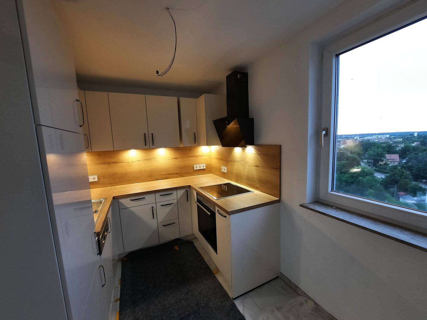 Frisch kernsanierte 2,5-Zimmer-Wohnung mit hochwertiger Ausstattung und traumhaftem Ausblick (teil oder vollmöbliert), 70567 Stuttgart (Möhringen)