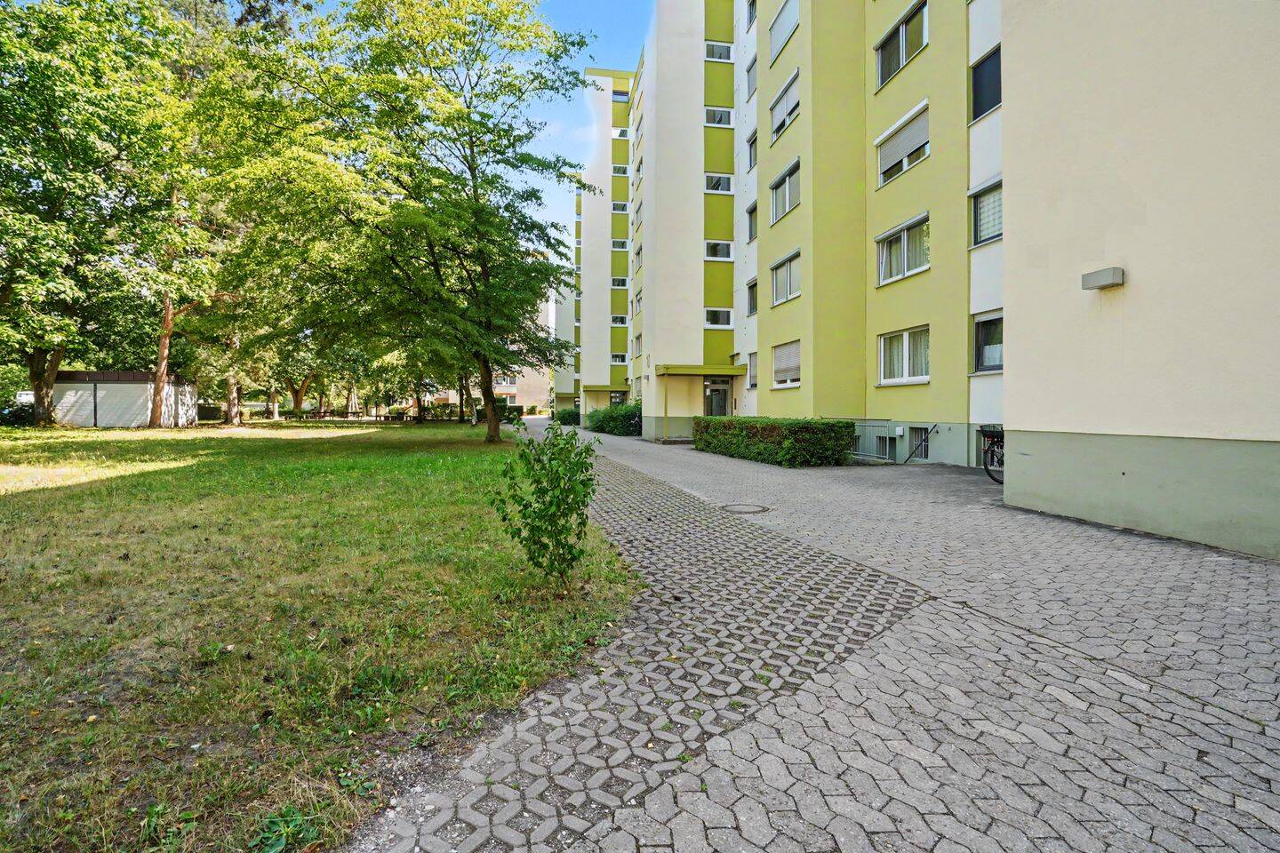 Einziehen statt renovieren! Gepflegte 3-Zimmer-Wohnung mit Süd/West-Balkon in Nürnberg-Langwasser, 90471 Nürnberg (Dutzendteich Langwasser Neuselsbrunn Stadion Zollhaus)