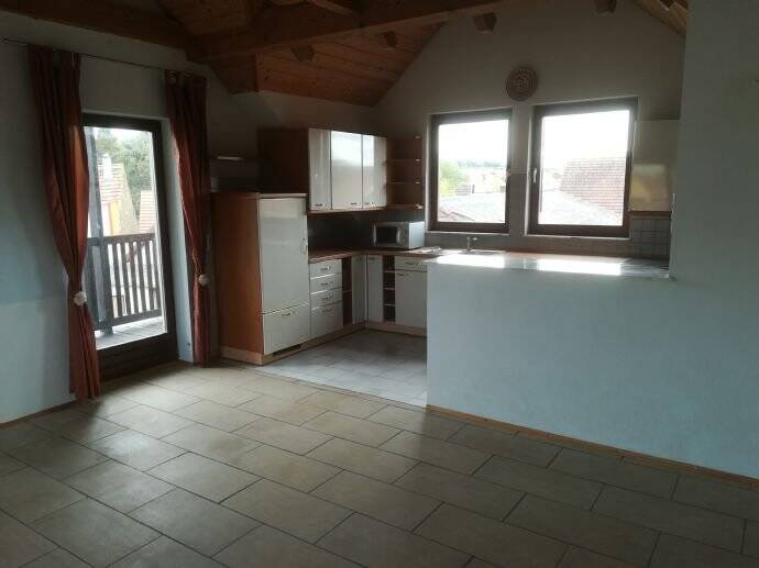 3-Raum-Dachgeschoß – Wohnung inkl. Einbauküche, Wannenbad, Balkon, Abstellraum, Stellplatz zu vermieten!, 97447 Frankenwinheim