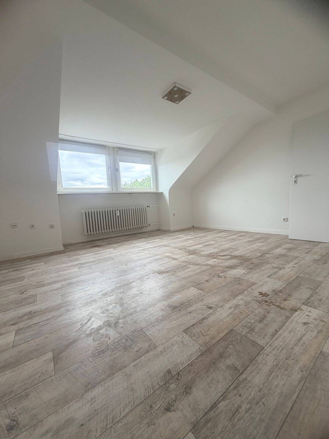 Duisburg –  Mitte – Dellviertel – Top gepflegte Dachgeschoss Wohnung mit großer Wohnküche, 47051 Duisburg (Altstadt Dellviertel Duissern Kaßlerfeld)