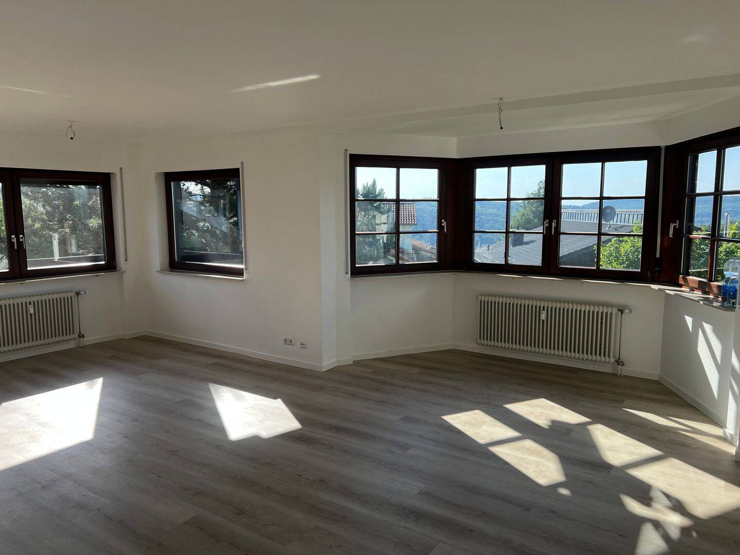 Frisch renovierte Drei-Zimmer Wohnung mit traumhafter Aussicht, 76337 Waldbronn
