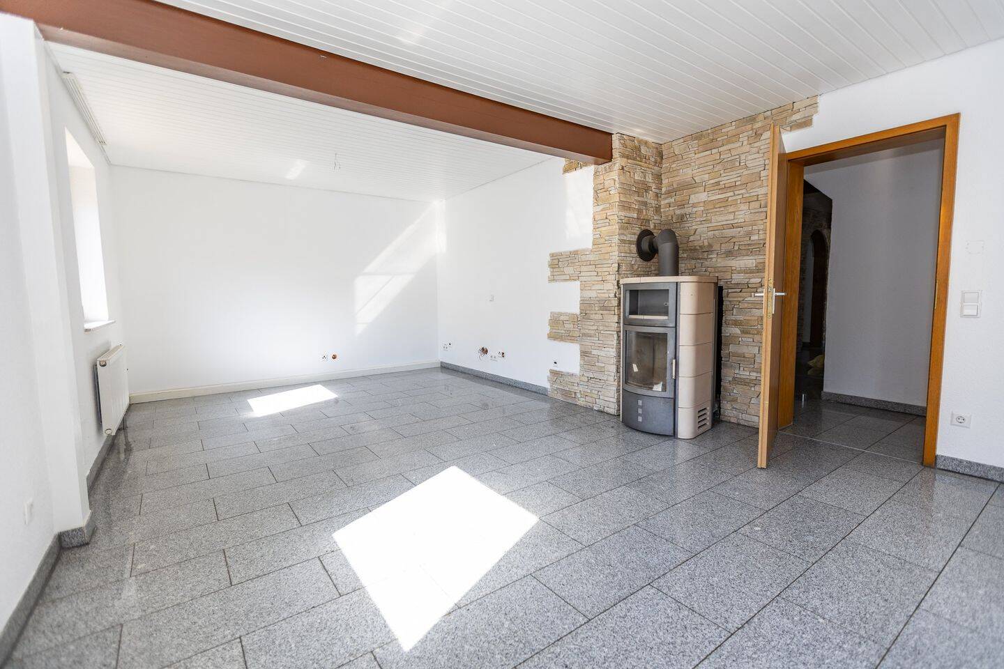 Sonnige 4-Zimmer-Wohnung mit Garten & Ofen in Jungingen, 89081 Ulm