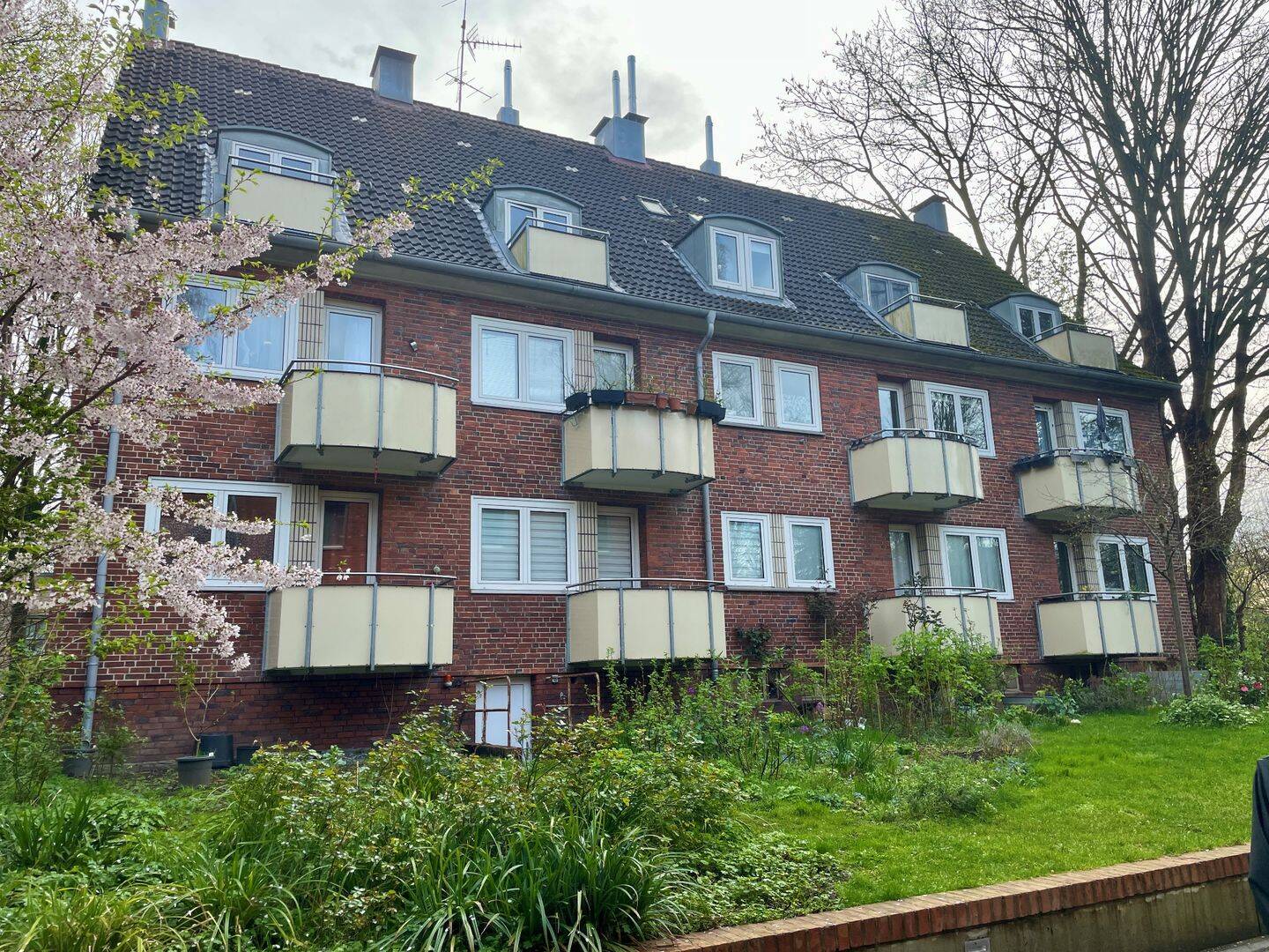 Gemütliche 2,5-Zimmer Dachgeschoss-Wohnung, 22453 Hamburg (Eimsbüttel Fuhlsbüttel Groß Borstel Niendorf)