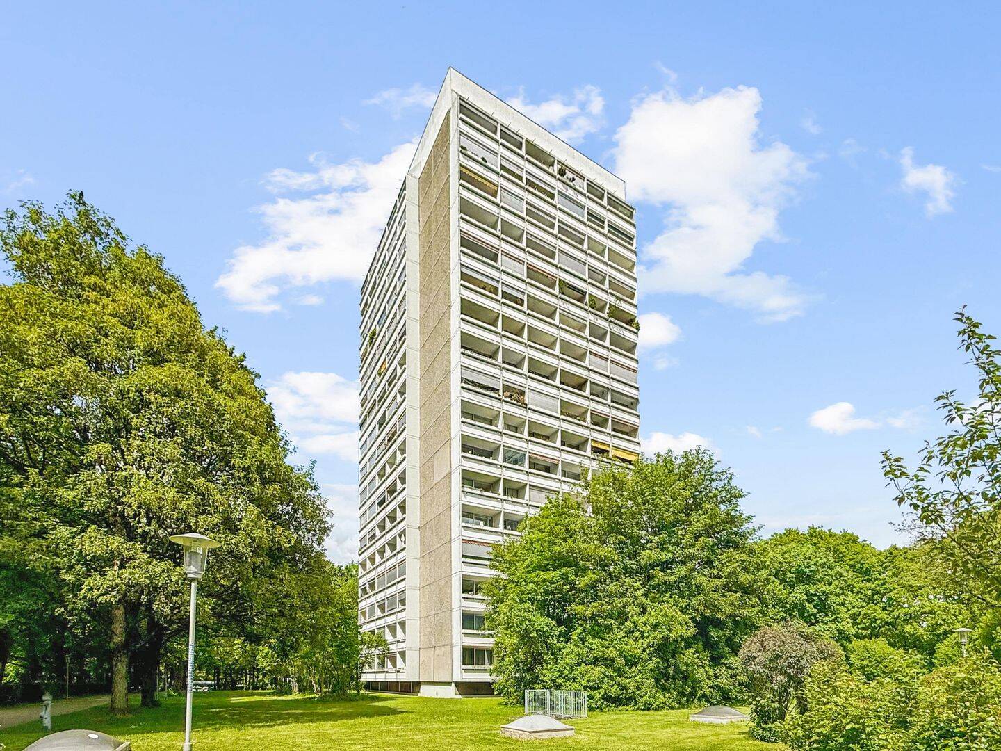 Bogenhausen nahe Arabellapark: Gepflegte 2-Zimmer-Wohnung mit zwei Westloggien und Grünblick!, 81925 München (Bogenhausen)