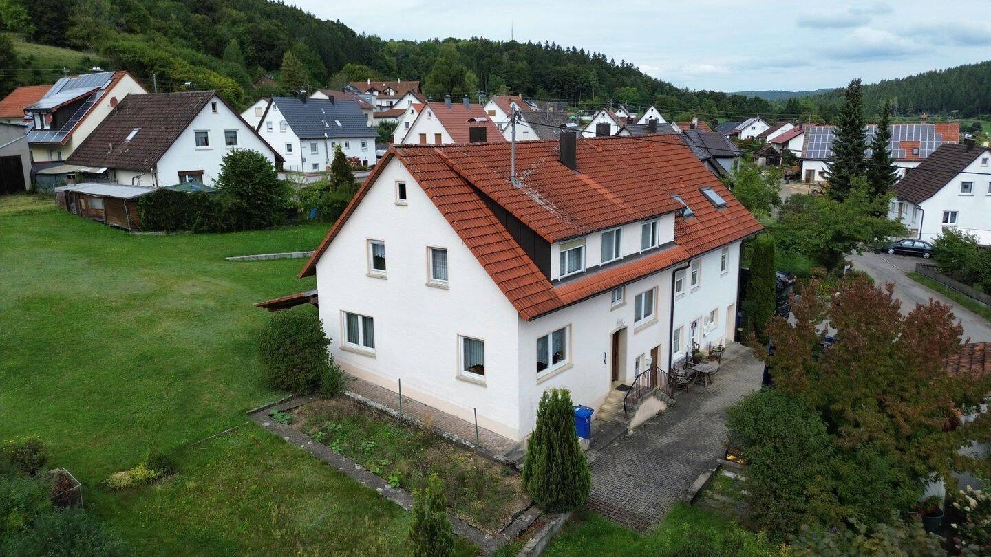 Gepflegte Doppelhaushälfte mit 6 Zimmern und großem Garten in Neufra, 72419 Neufra