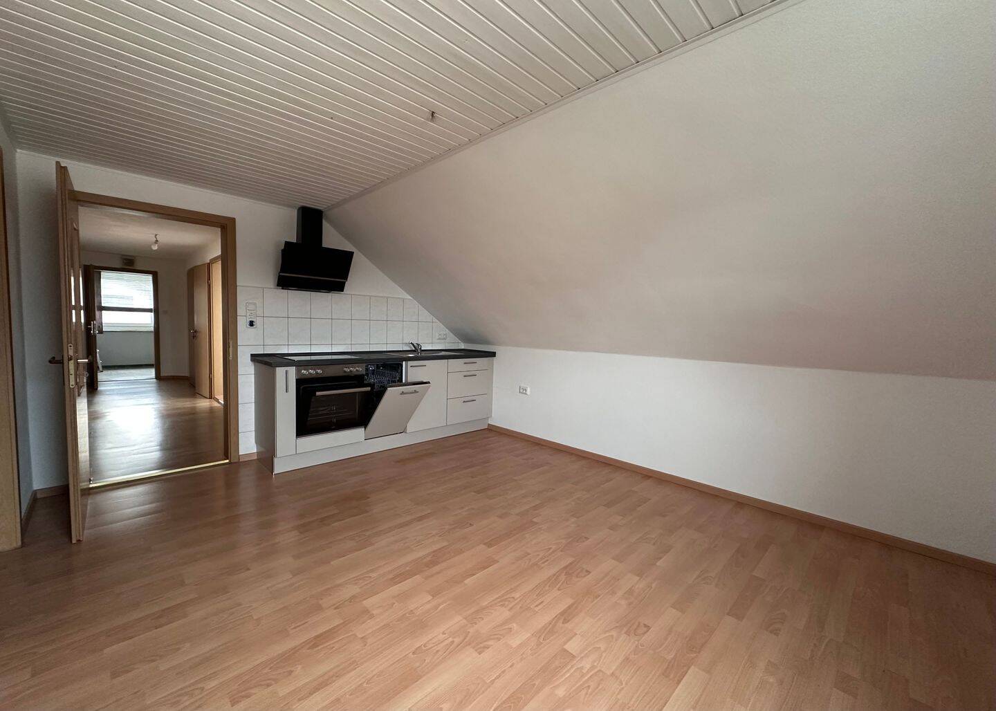 DG-Wohnung | 3,5 Zi | 80 m² | ohne Balkon | Neue Küchezeile, 92284 Poppenricht