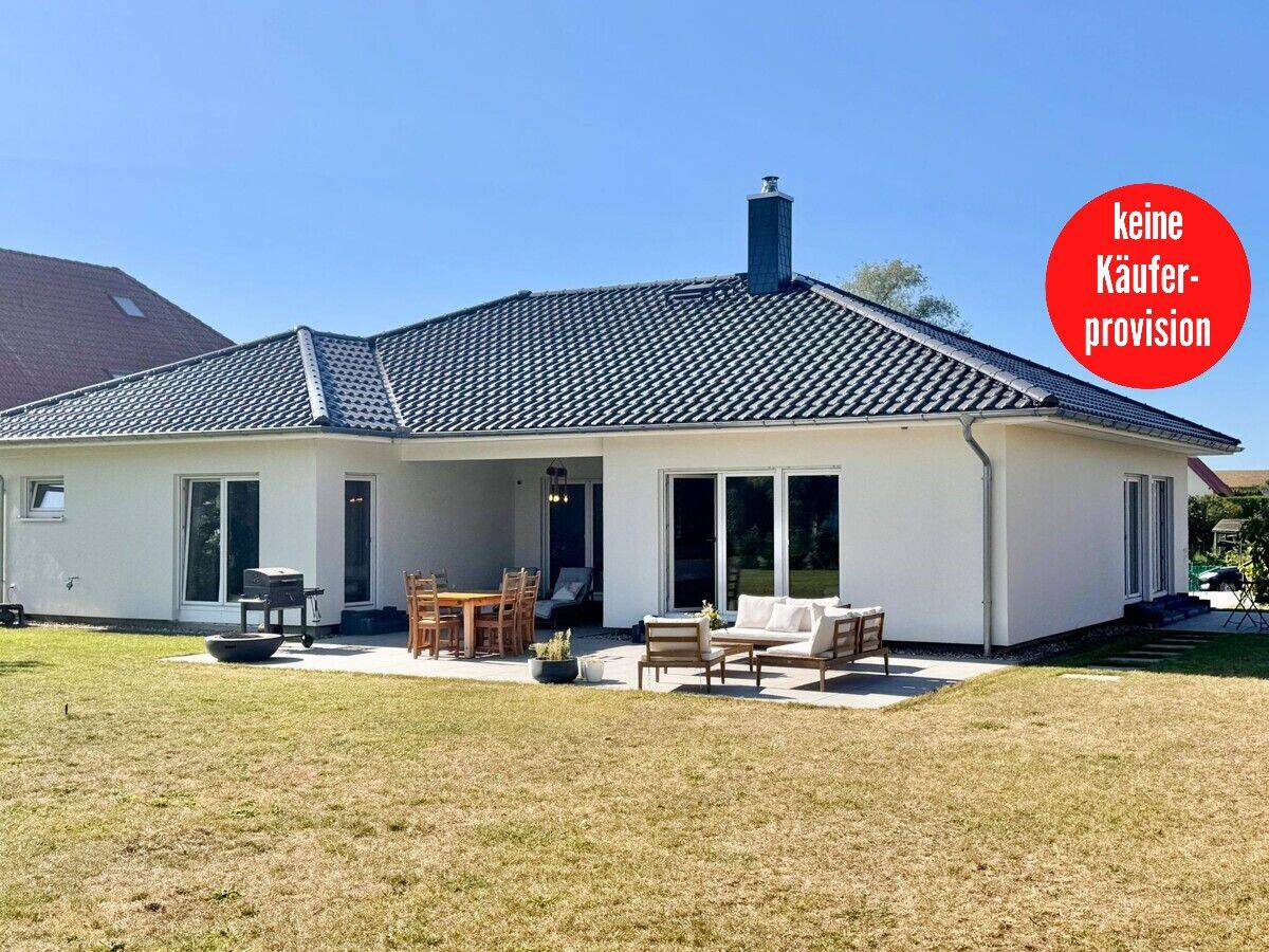 HORN IMMOBILIEN ++ Winkelbungalow 5 km bis Neubrandenburg, Baujahr 2022, Doppelgarage + Carport, 17039 Beseritz