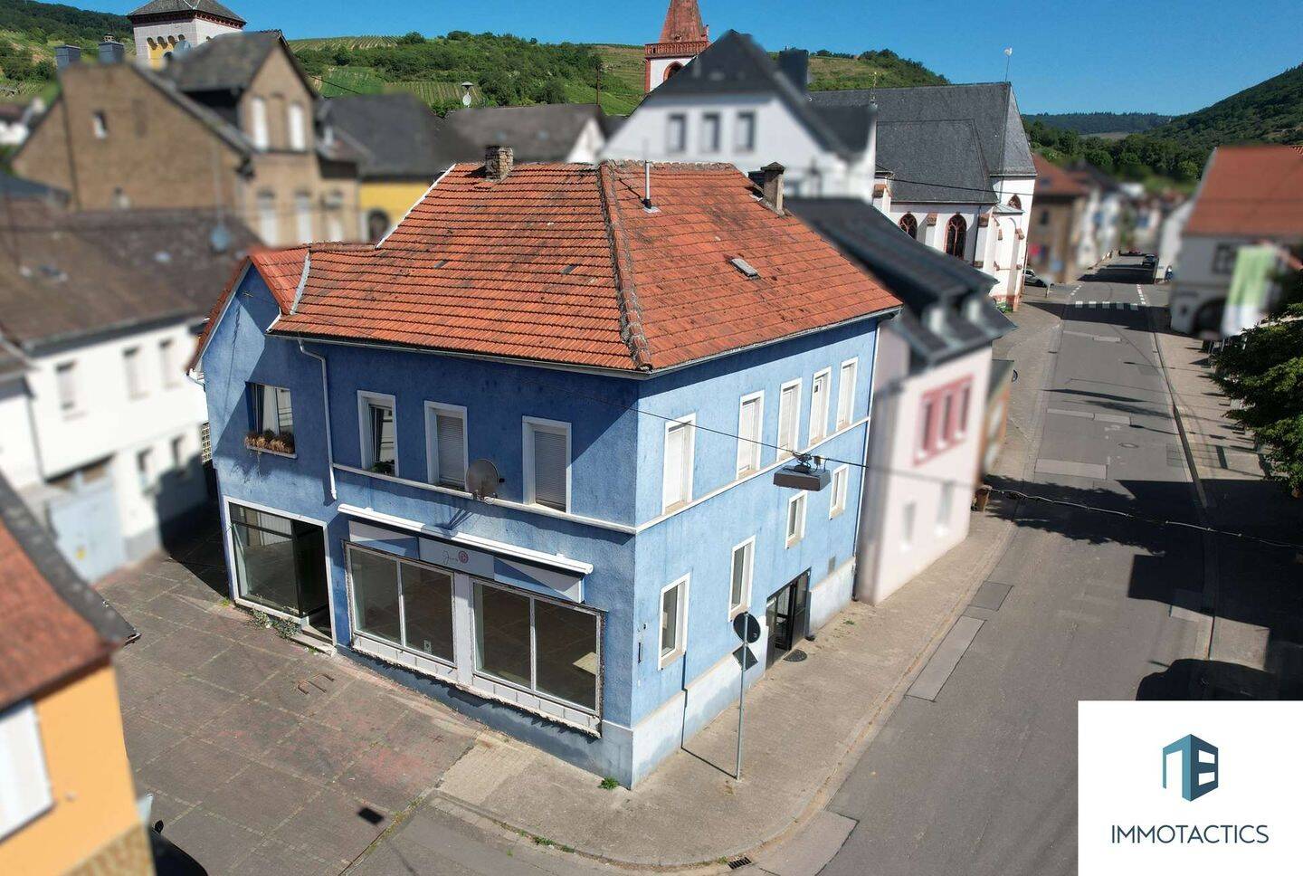 Saniertes Wohn- und Geschäftshaus mit Gewerbeeinheit, zwei vermieteten Wohnungen und Außenstellplatz, 55424 Münster-Sarmsheim