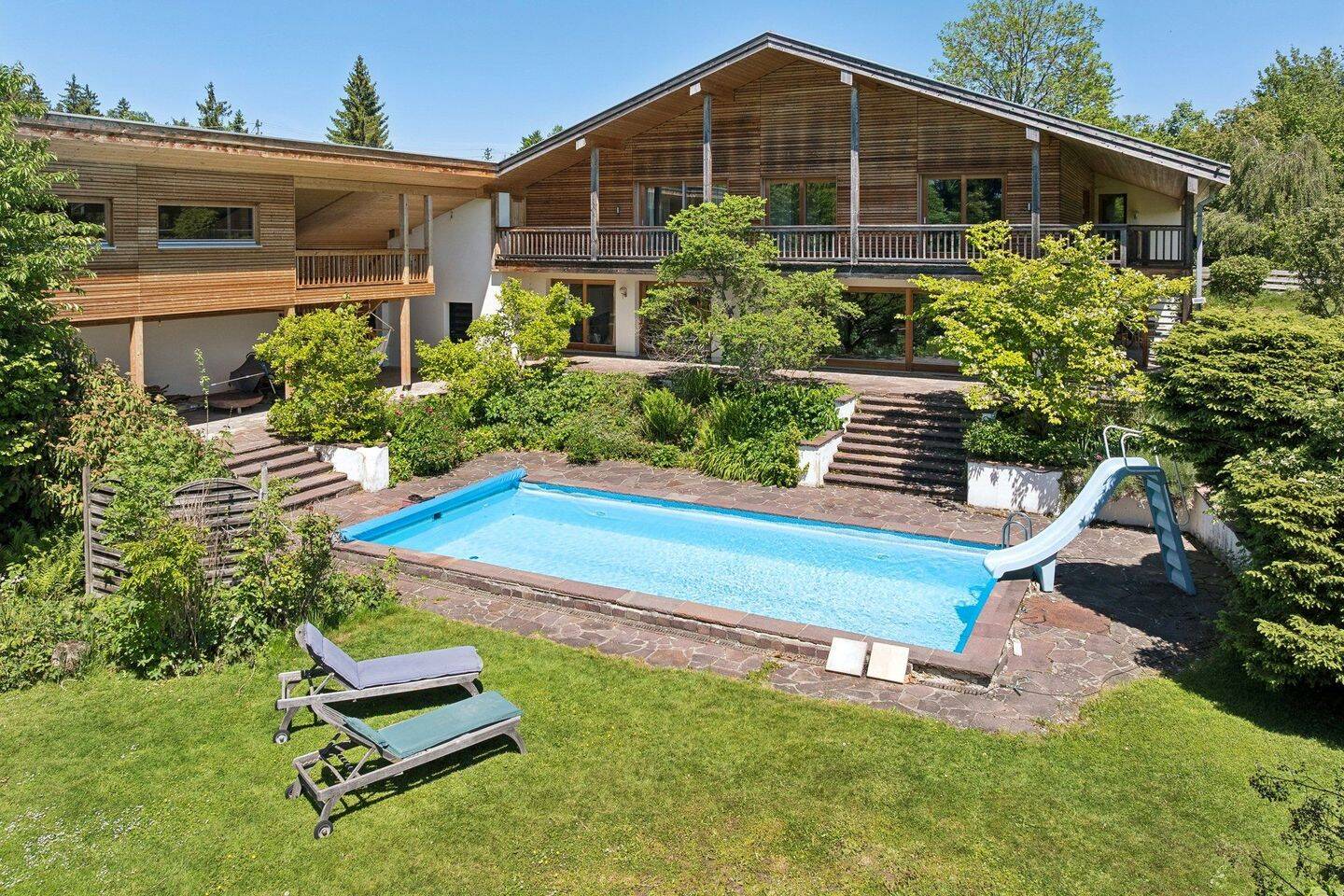 Wohnen mit Weitblick: Familienanwesen mit Pool und großem Garten, 83620 Feldkirchen-Westerham