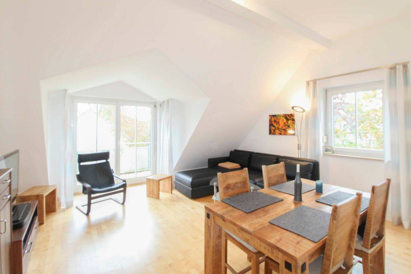 Moderne und helle 3-Zimmer-Dachgeschosswohnung mit Balkon und TG-Stellplatz!, 85716 Unterschleißheim