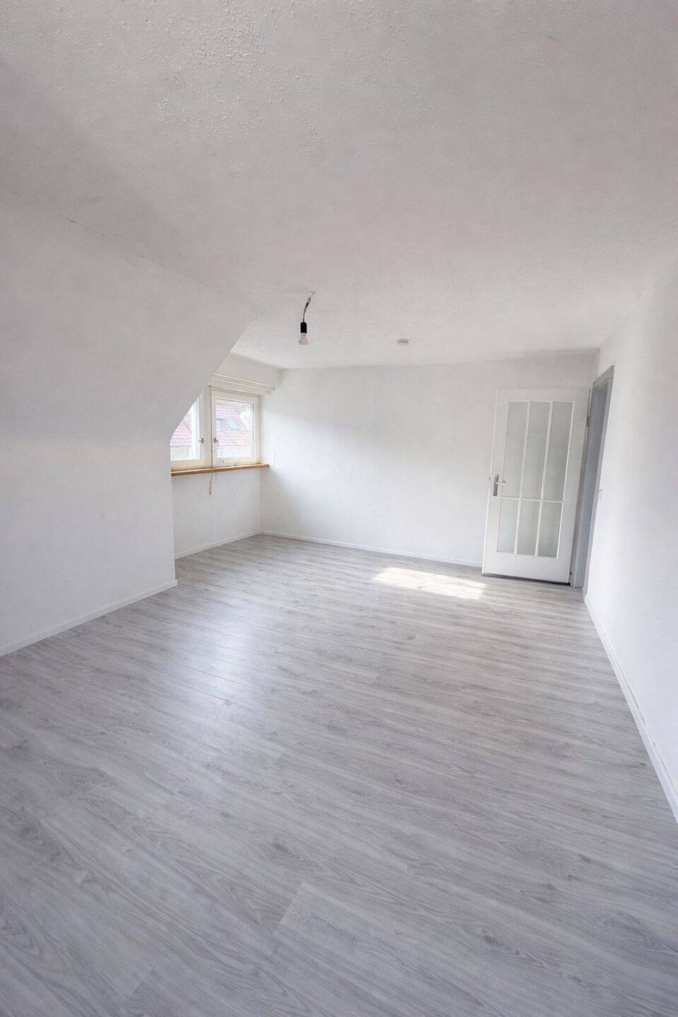 Lichtdurchflutete 3,5-Zimmer-DG-Wohnung in Stuttgart-Wangen, 70327 Stuttgart