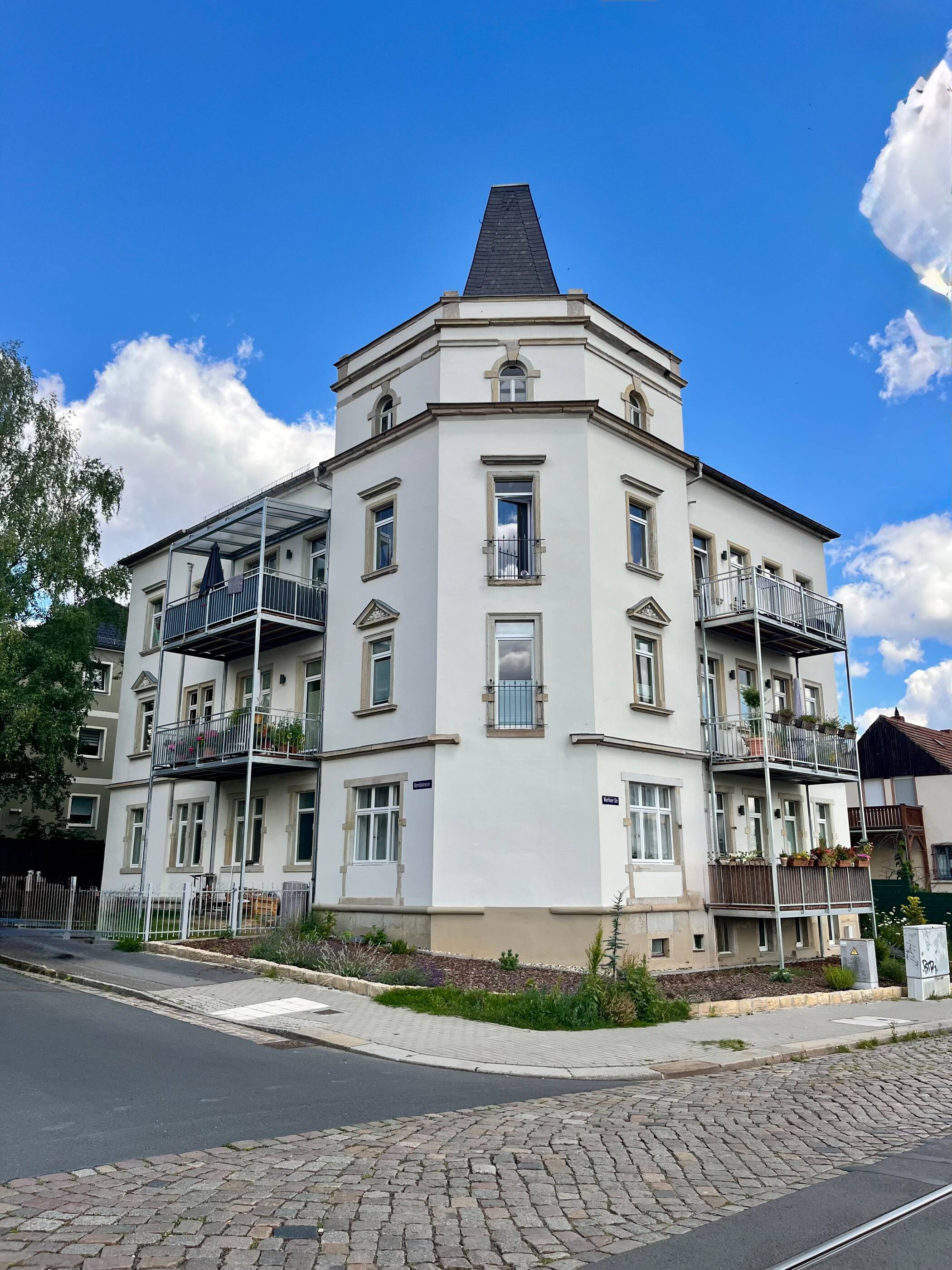 Provisionsfrei!! Neuwertig – vollständig renovierte 3 Raumwohnung mit Balkon und Blick über die Stadt.