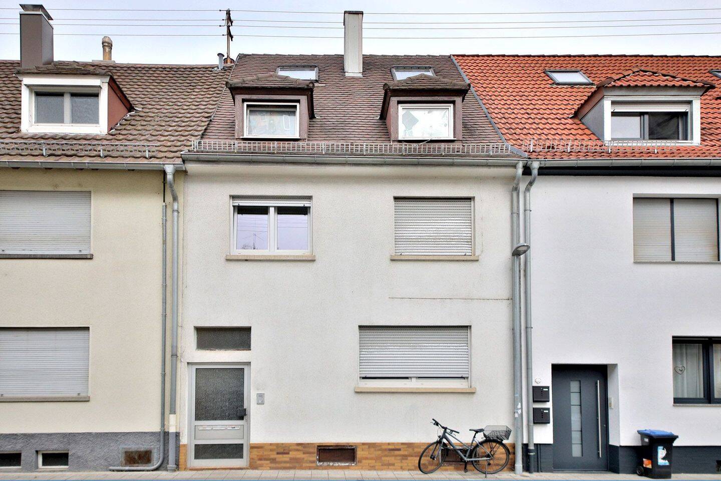 Reihenmittelhaus mit zwei Wohnungen und großzügigem Garten in guter Wohnlage, 76131 Karlsruhe