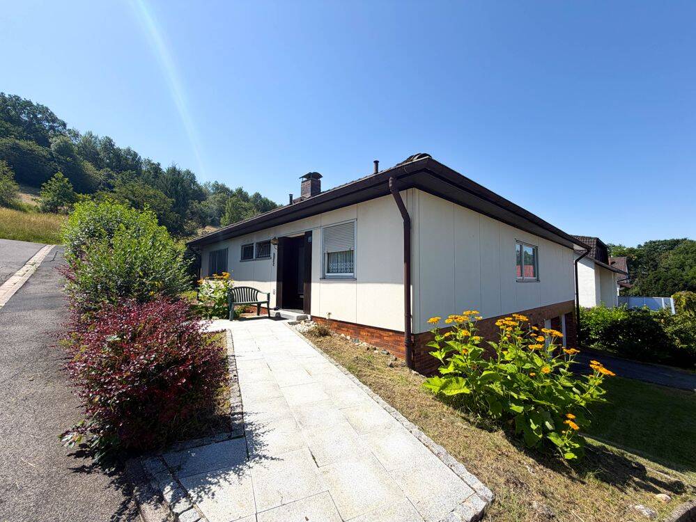 Bungalow mit schönem Garten und Doppelgarage in ruhiger Lage von Niederfüllbach, 96489 Niederfüllbach