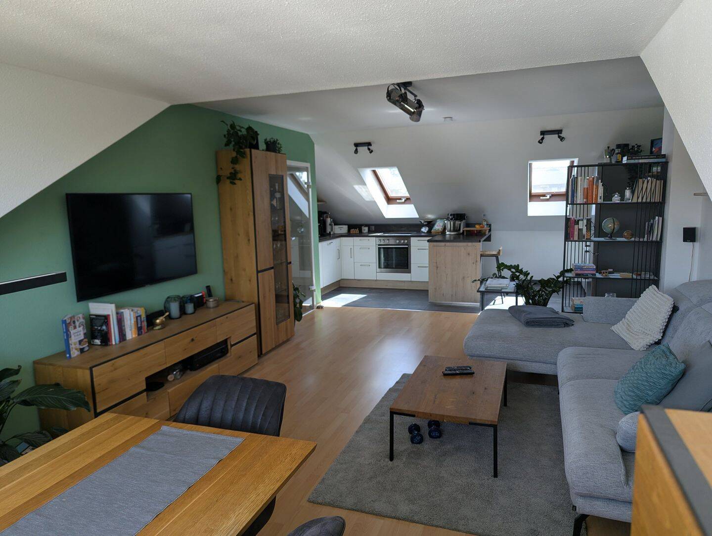 Provisionsfreie lichtdurchflutete 2-Zimmer-DG-Wohnung in Haunstetten – Top ÖPNV, 2 Stellplätze, 86179 Augsburg (Haunstetten Siebenbrunn)