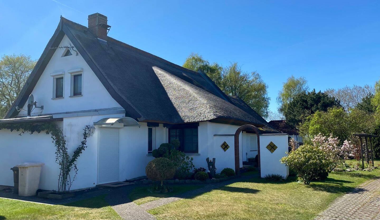 Traditionell reetgedeckte große Doppelhaushälfte in Karlshagen, 17449 Karlshagen