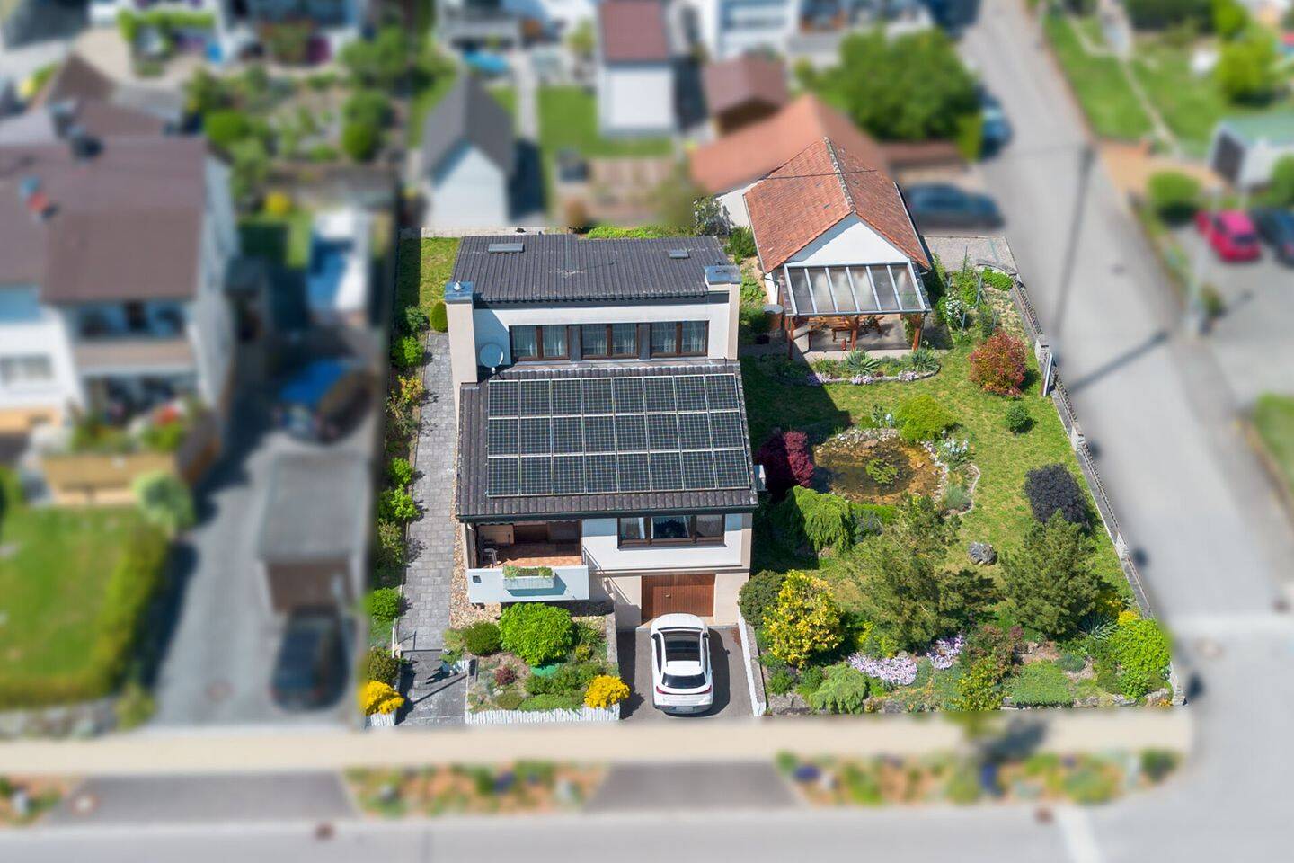 Gepflegtes Haus auf großem Grundstück in bester Lage mit zwei Garagen und umfangreicher Ausstattung, 74372 Sersheim