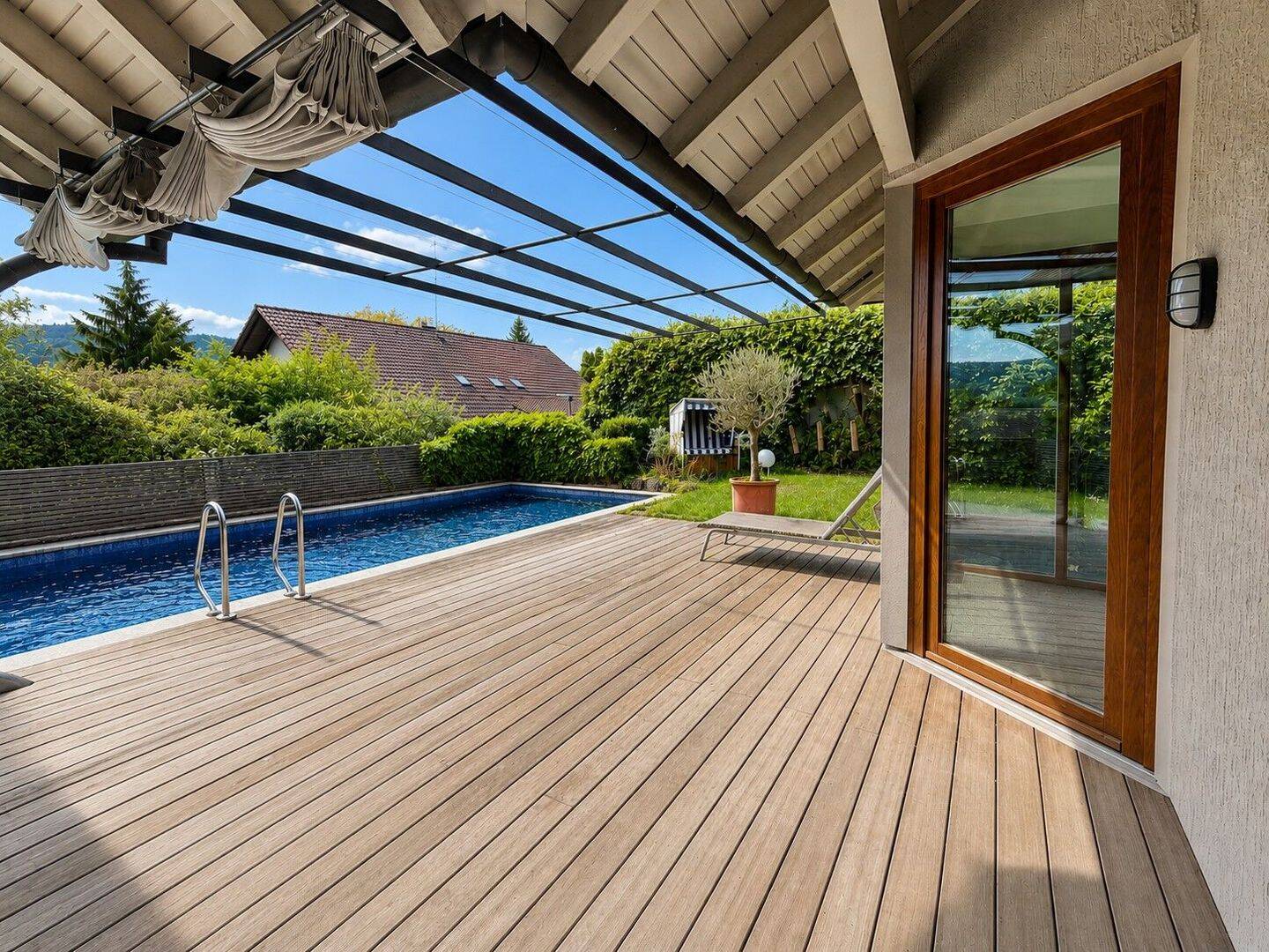 Großzügiges Haus mit Einliegerwohnung, Pool u. hochwertiger Ausstattung in Worblingen, 78239 Rielasingen-Worblingen