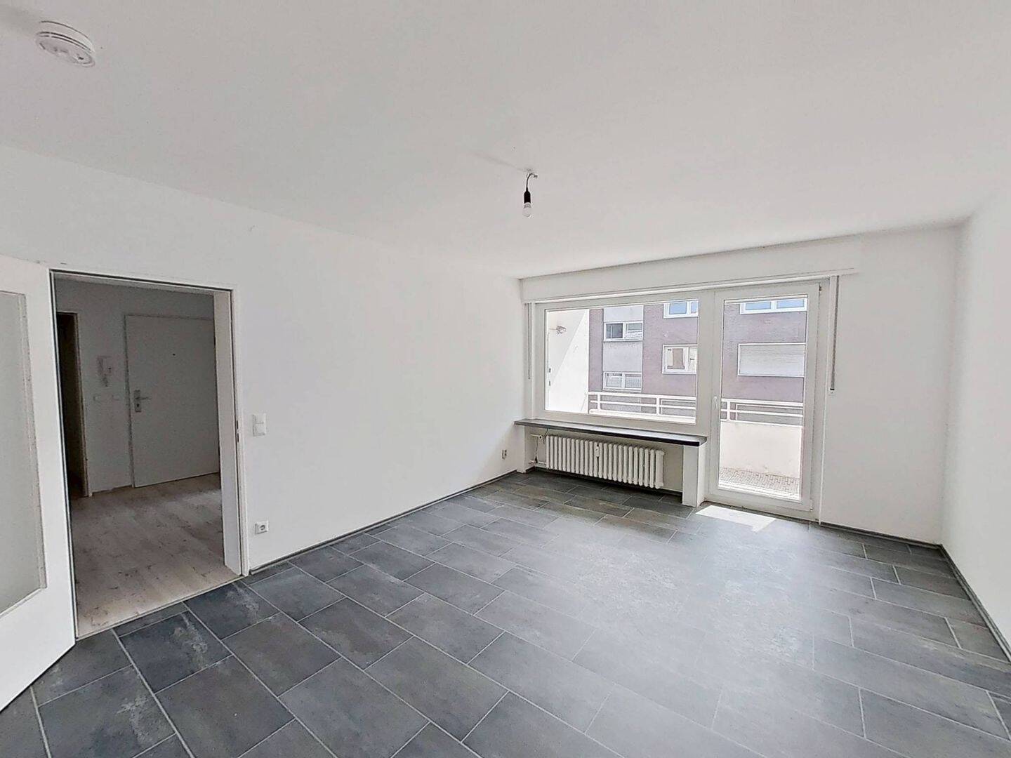 Geräumige und gut geschnittene 3-Zimmer-Wohnung mit BALKON und Wannenbad, 47169 Duisburg (Aldenrade Fahrn Marxloh Röttgersbach Wehofen)
