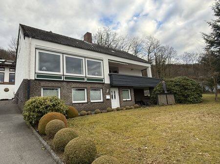 Geräumiges Einfamilienhaus mit Einliegerwohnung, Garage und großem Grundstück (Erbpacht) in Balve, 58802 Balve