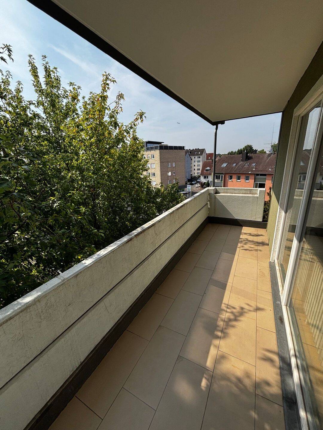 4ZW WOHNUNG (KEINE WG) WOHNKÜCHE BALKON DUSCHBAD LAUFNAH UNIKLINIK ZDF CAMPUS ROSSMANN EIFLER REWE PENNY TEDI FLUGHAFENBUS S BAHN LYONERSTR ÖVNP, 60528 Frankfurt am Main (Niederrad Sachsenhausen Schwanheim)