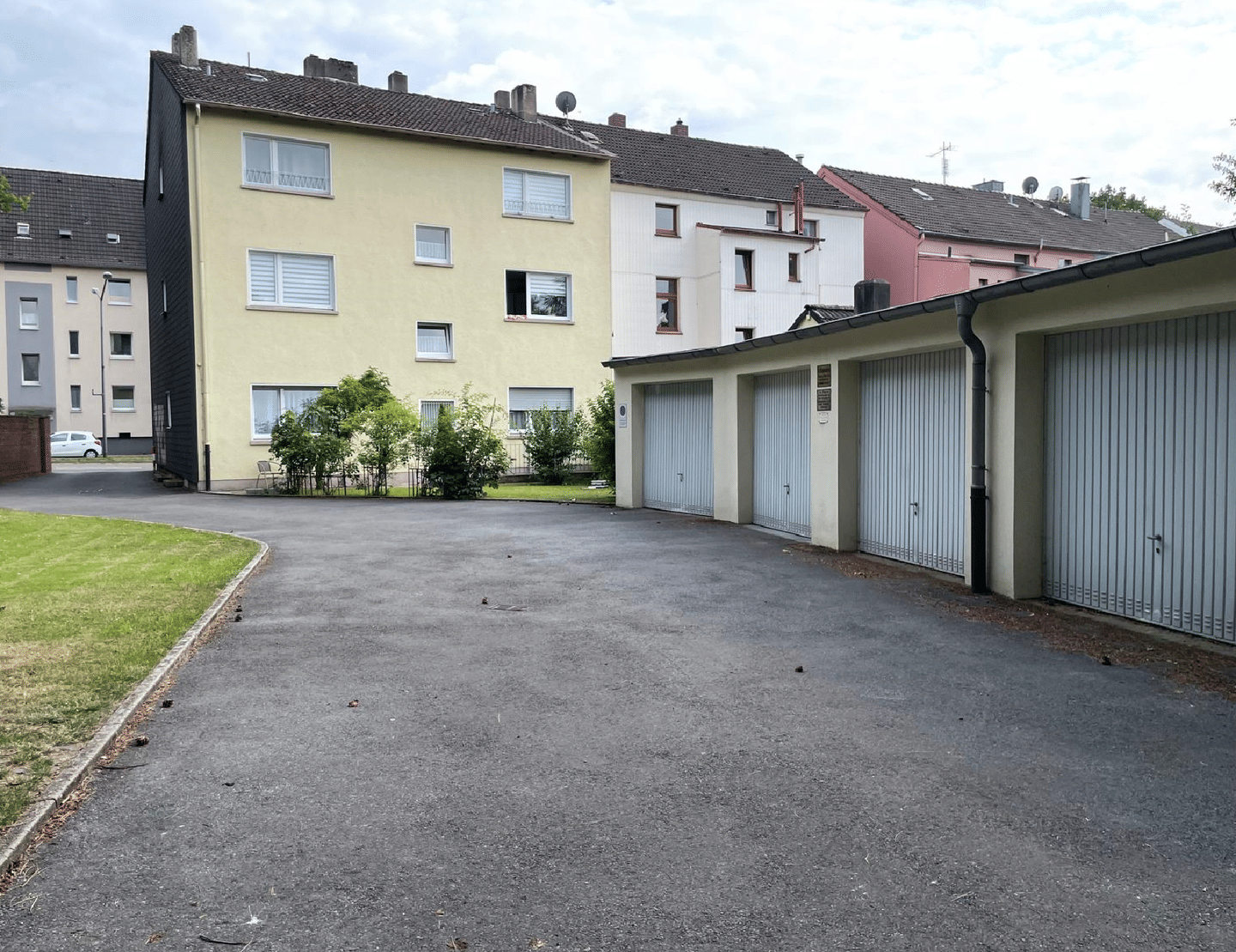 Solides MFH mit 6 Garagen!, 45276 Essen (Steele)