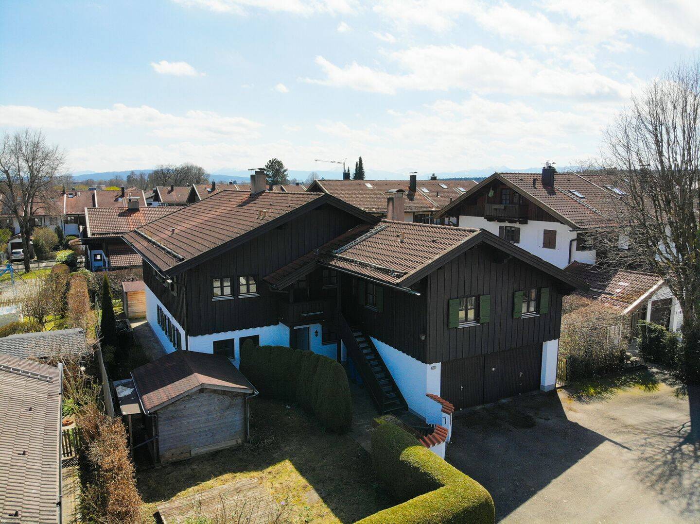 Großzügiges Zweifamilienhaus mit Einliegerwohnung in attraktiver Lage von Holzkirchen, 83607 Holzkirchen