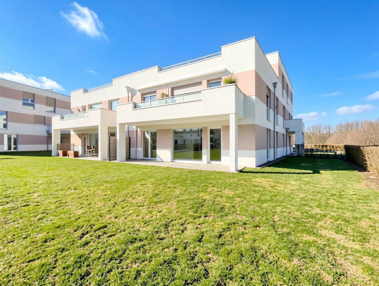 PARADIES AM GOLFPLATZ – GROßE 3-ZIMMER-EG-WOHNUNG MIT TERRASSE, 21717 Deinste