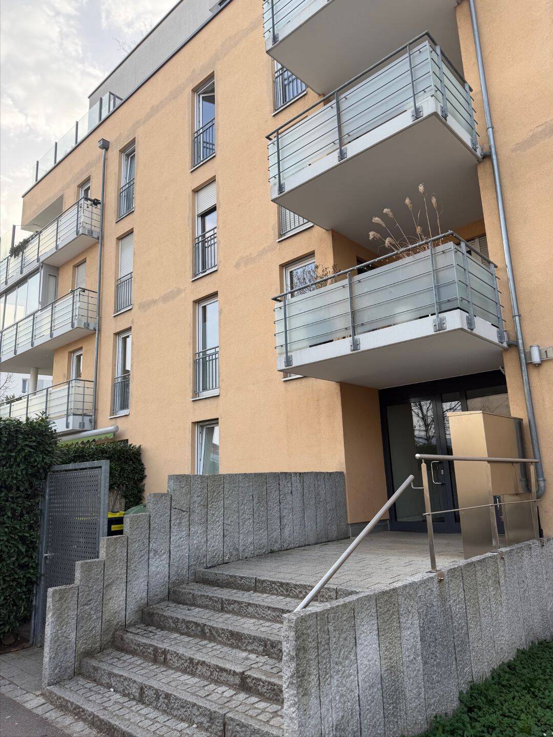 Moderne helle 1,5 – Zimmer Wohnung mit Balkon und herrlicher Aussicht zentral in Freiburg-Rieselfeld, 79111 Freiburg im Breisgau