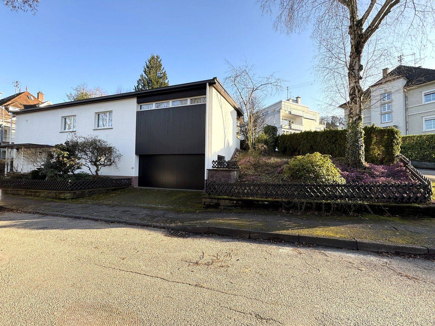 Attraktives Einfamilienhaus im Bungalow-Stil mit separater Einliegerwohnung und großer Doppelgarage, 76530 Baden-Baden (Ebersteinburg Innenstadt Lichtental Varnhalt Weststadt)