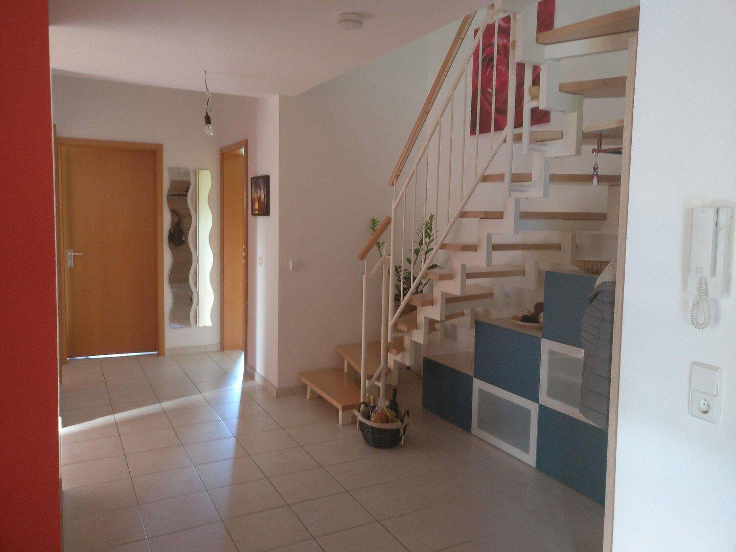 Großzügige 4½-Zi.-DG-Wohnung mit Galerie und 2 Balkonen inkl. TG-Stellplatz – ruhige Lage, 71067 Sindelfingen