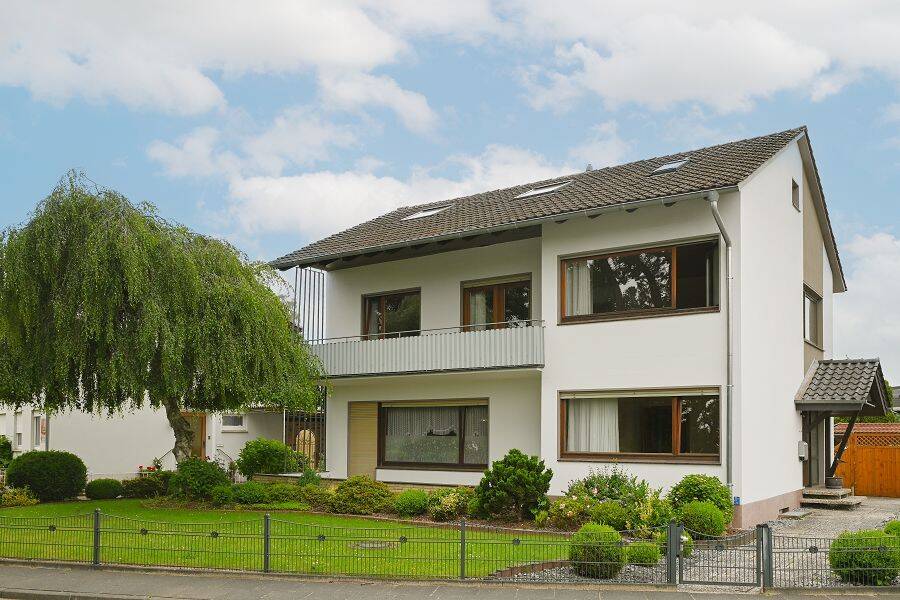 Bünde-Bustedt: Sanierungsbedürftiges Zweifamilienhaus mit großem Garten und Doppelgarage!, 32257 Bünde