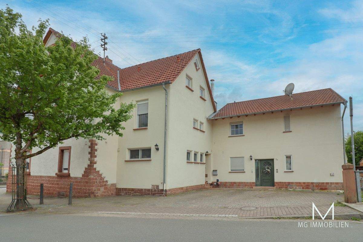 MG – 4 vermietete Einheiten: Mehrfamilienhaus mit Anbau in Queidersbach, 66851 Queidersbach