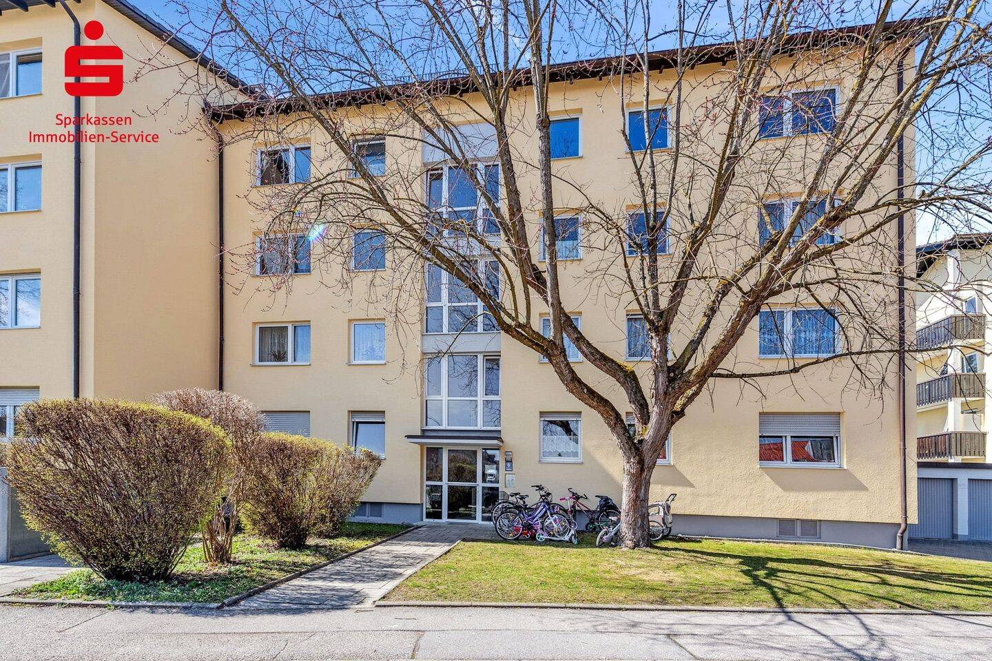 Gut geschnittene und renovierte 3-Zimmer-Wohnung mit Gartenanteil und TG-Einzelstellplatz, 85567 Grafing b. München