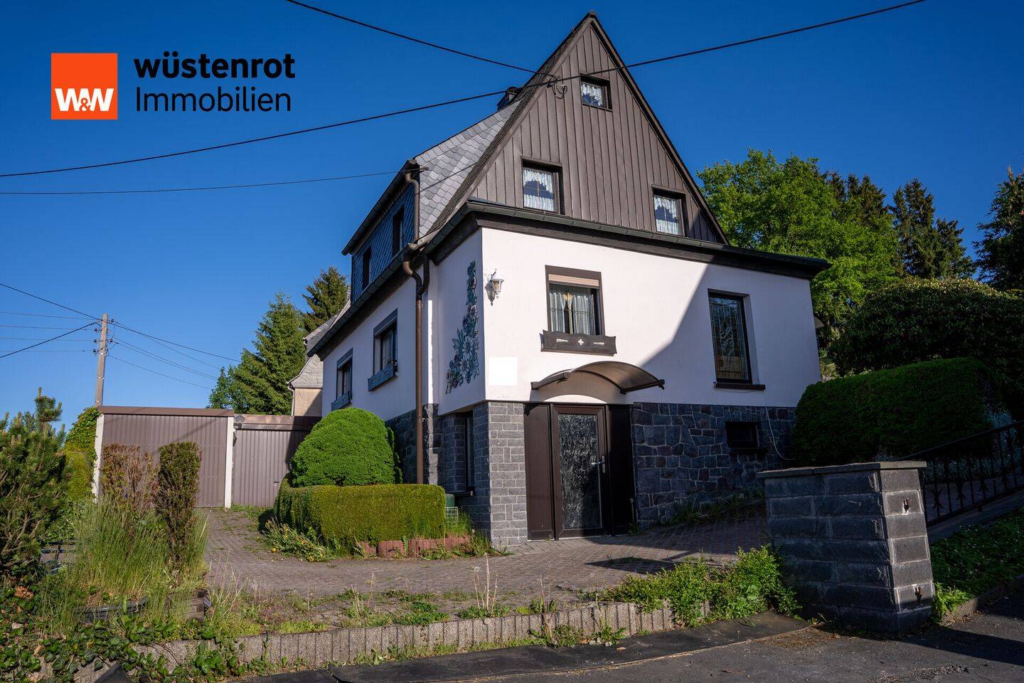 Massives Einfamilienhaus mit ausgebautem Dachgeschoss und schönem Grundstück, 8304 Schönheide