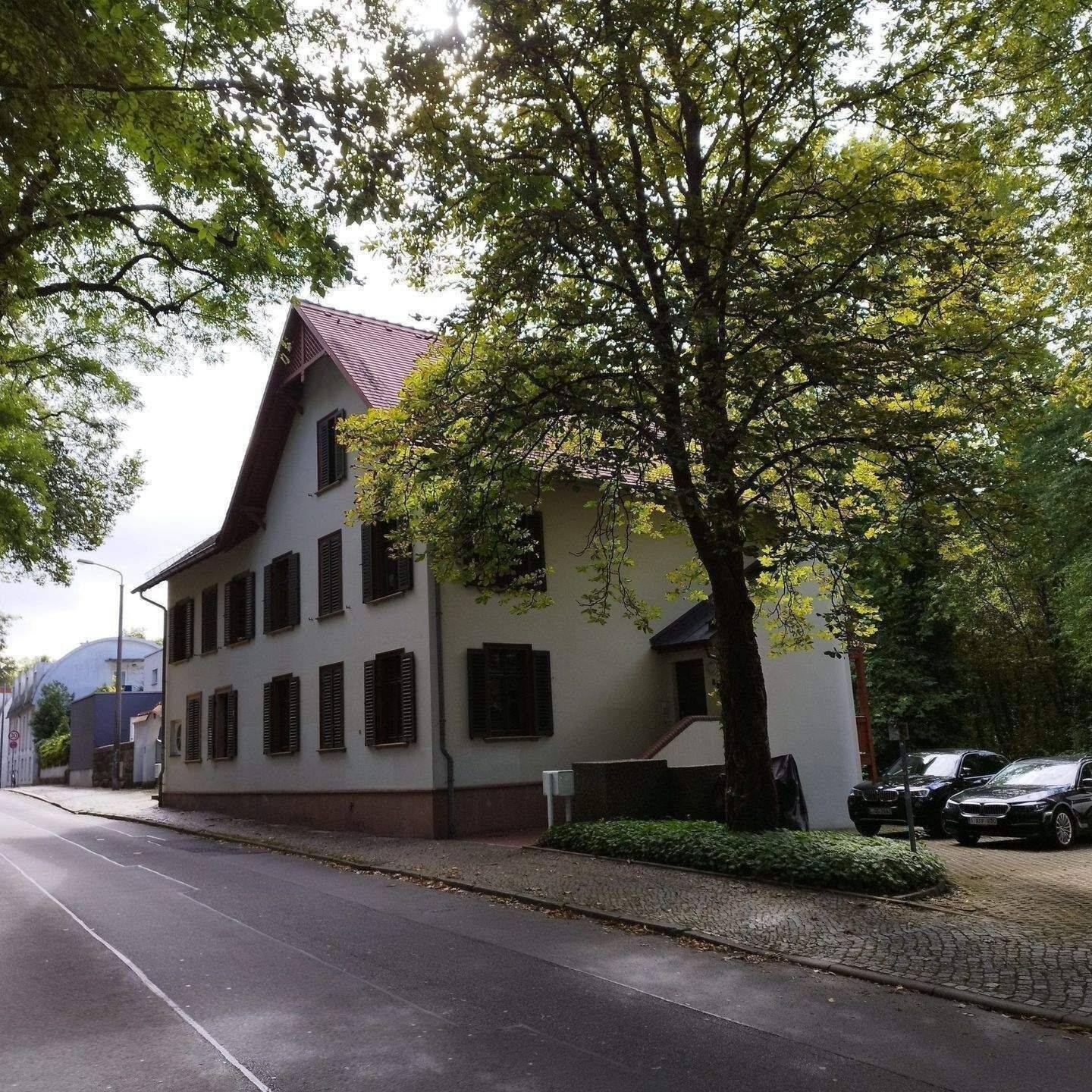 Individuell und frei wohnen in einer Villa mit viel Grün und Wasser! 2-ZKB-Wohnung mit Gäste-WC, Balkon und großer Garten, 4277 Leipzig (Connewitz Marienbrunn)
